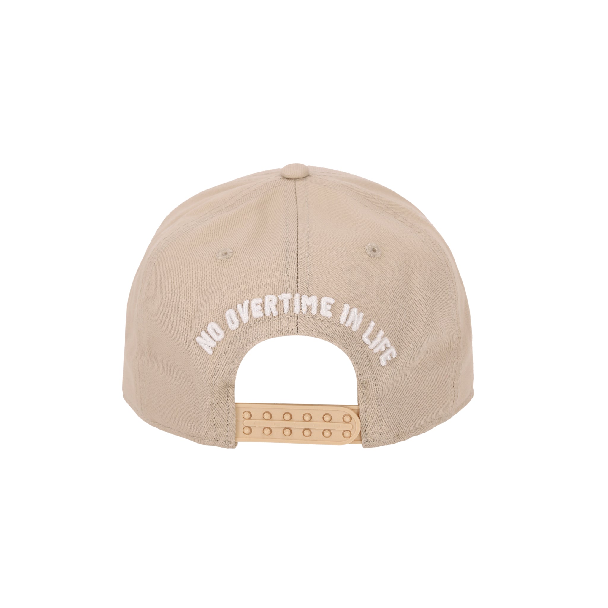 Desert Cap de Half time es el accesorio definitivo para elevar cualquier outfit urbano. Presenta una estructura en tono beige con el logo de la marca bordado en alta densidad para un acabado premium. El diseño se distingue por estrellas blancas aplicadas sobre la visera y el icónico lema "No Overtime in Life" bordado en la parte posterior. Con su cierre ajustable snapback, ofrece un ajuste preciso, comodidad duradera y una identidad visual inconfundible, perfecta para quienes cuidan cada detalle.