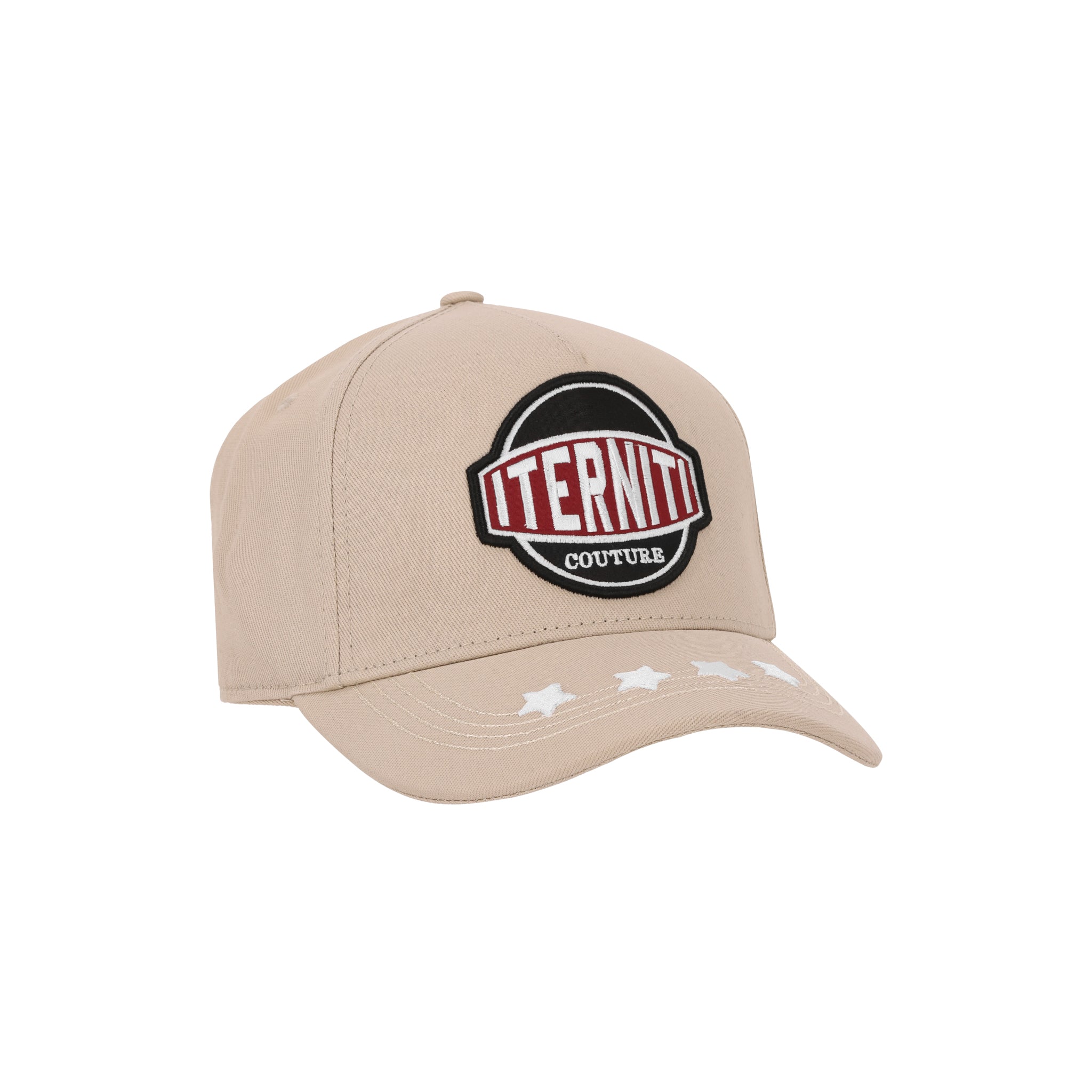 Desert Cap de Half time es el accesorio definitivo para elevar cualquier outfit urbano. Presenta una estructura en tono beige con el logo de la marca bordado en alta densidad para un acabado premium. El diseño se distingue por estrellas blancas aplicadas sobre la visera y el icónico lema "No Overtime in Life" bordado en la parte posterior. Con su cierre ajustable snapback, ofrece un ajuste preciso, comodidad duradera y una identidad visual inconfundible, perfecta para quienes cuidan cada detalle.