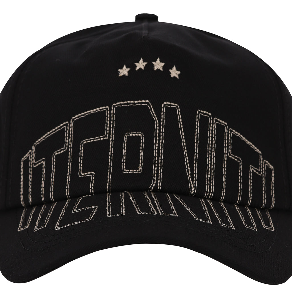 Outline Cap de Half time destaca por su diseño tipo dad hat, una silueta relajada que se adapta perfectamente a la forma de tu cabeza para un ajuste natural y cómodo. Presenta el nombre de la marca bordado con hilo de alta calidad en el frente, junto al número "23" en alta densidad en la parte posterior. Es el accesorio versátil y minimalista ideal para completar cualquier look urbano con el sello de distinción y durabilidad propio de Iterniti.