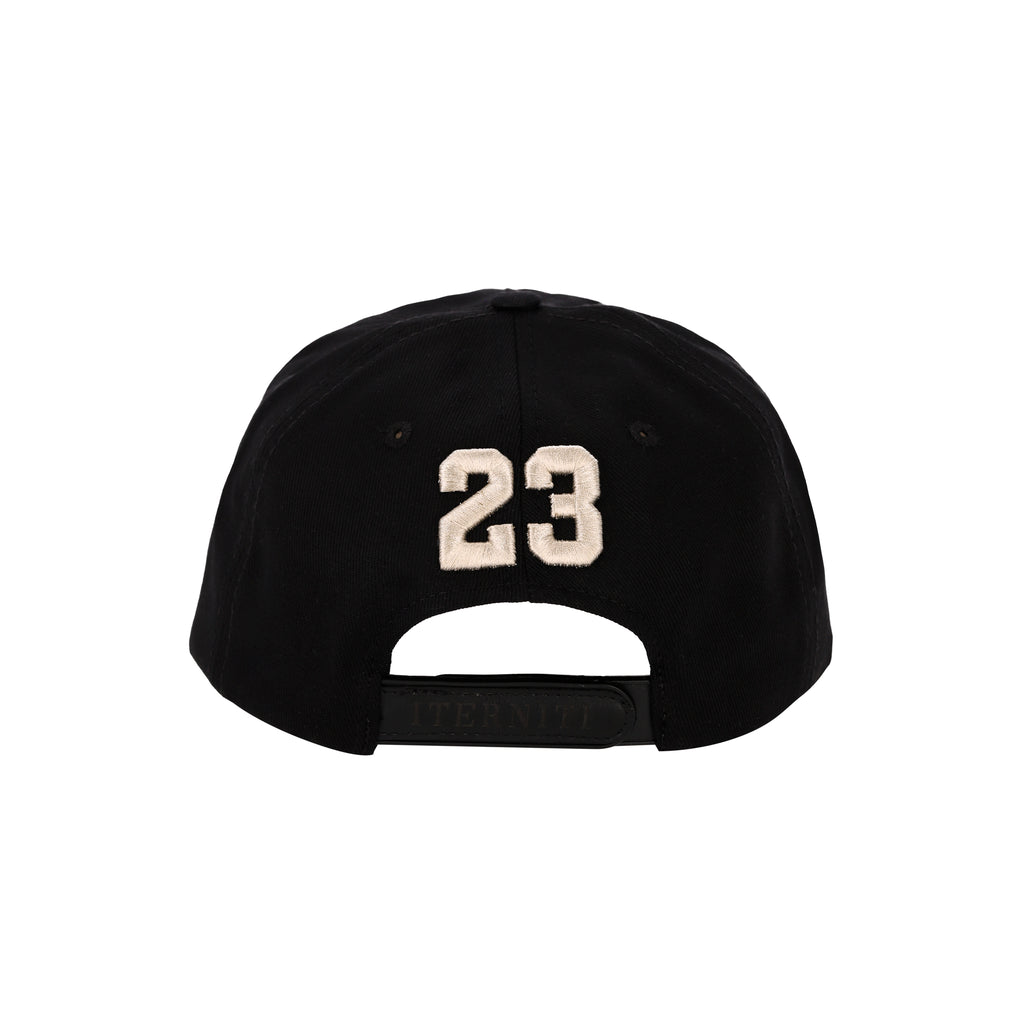 Outline Cap de Half time destaca por su diseño tipo dad hat, una silueta relajada que se adapta perfectamente a la forma de tu cabeza para un ajuste natural y cómodo. Presenta el nombre de la marca bordado con hilo de alta calidad en el frente, junto al número "23" en alta densidad en la parte posterior. Es el accesorio versátil y minimalista ideal para completar cualquier look urbano con el sello de distinción y durabilidad propio de Iterniti.