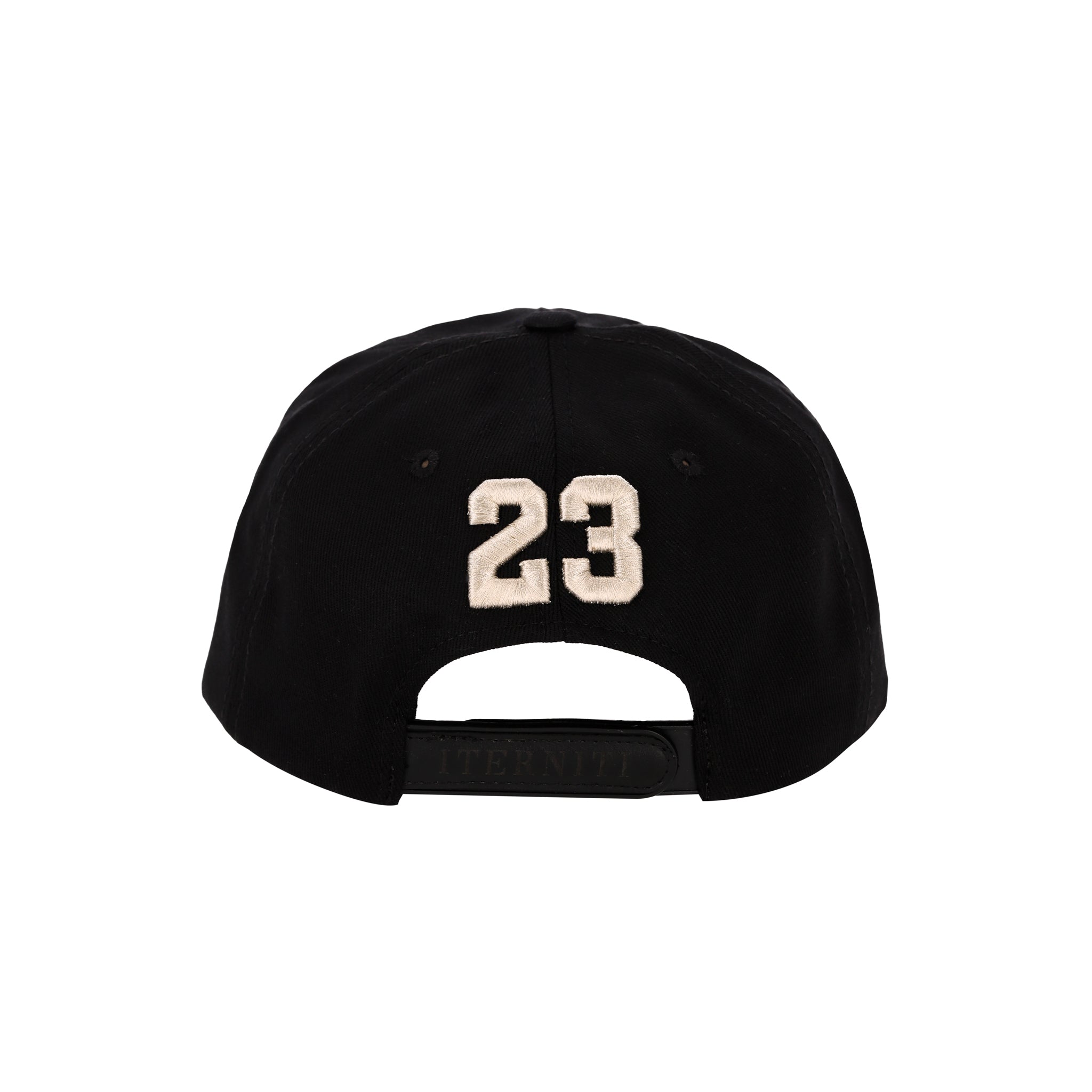 Outline Cap de Half time destaca por su diseño tipo dad hat, una silueta relajada que se adapta perfectamente a la forma de tu cabeza para un ajuste natural y cómodo. Presenta el nombre de la marca bordado con hilo de alta calidad en el frente, junto al número "23" en alta densidad en la parte posterior. Es el accesorio versátil y minimalista ideal para completar cualquier look urbano con el sello de distinción y durabilidad propio de Iterniti.