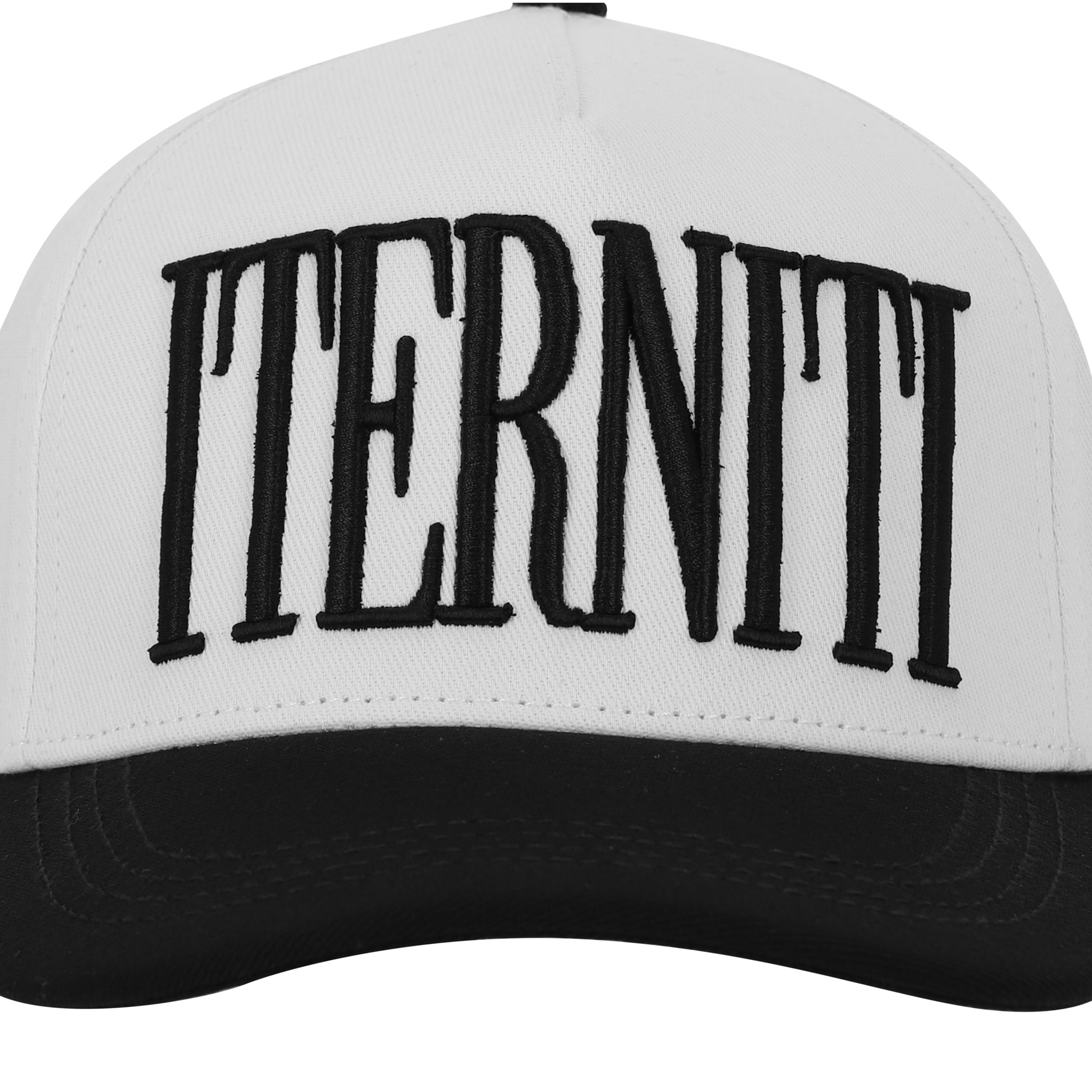 Icon Cap de Half time destaca por su diseño audaz y contrastes premium. Presenta una base blanca impecable con el isotipo de la marca en alta densidad sobre el frente, complementada por una visera negra que resalta el estampado dorado lateral. Es el accesorio perfecto para cerrar un look urbano con elegancia, ofreciendo una estructura resistente, ajuste preciso mediante snapback y una combinación de colores que asegura impacto visual en cada detalle.