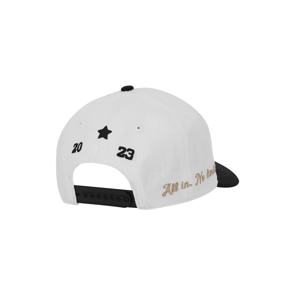 Icon Cap de Half time destaca por su diseño audaz y contrastes premium. Presenta una base blanca impecable con el isotipo de la marca en alta densidad sobre el frente, complementada por una visera negra que resalta el estampado dorado lateral. Es el accesorio perfecto para cerrar un look urbano con elegancia, ofreciendo una estructura resistente, ajuste preciso mediante snapback y una combinación de colores que asegura impacto visual en cada detalle.
