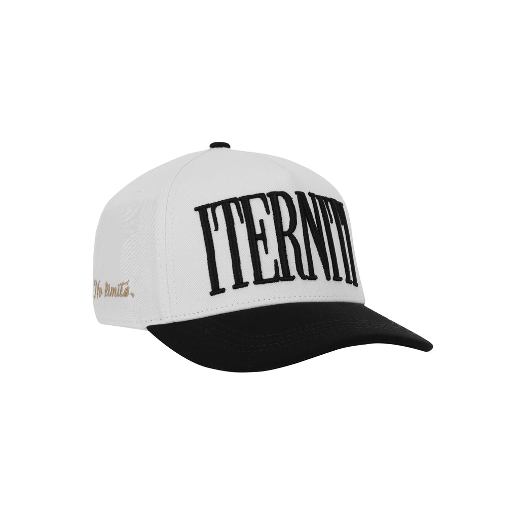 Icon Cap de Half time destaca por su diseño audaz y contrastes premium. Presenta una base blanca impecable con el isotipo de la marca en alta densidad sobre el frente, complementada por una visera negra que resalta el estampado dorado lateral. Es el accesorio perfecto para cerrar un look urbano con elegancia, ofreciendo una estructura resistente, ajuste preciso mediante snapback y una combinación de colores que asegura impacto visual en cada detalle.