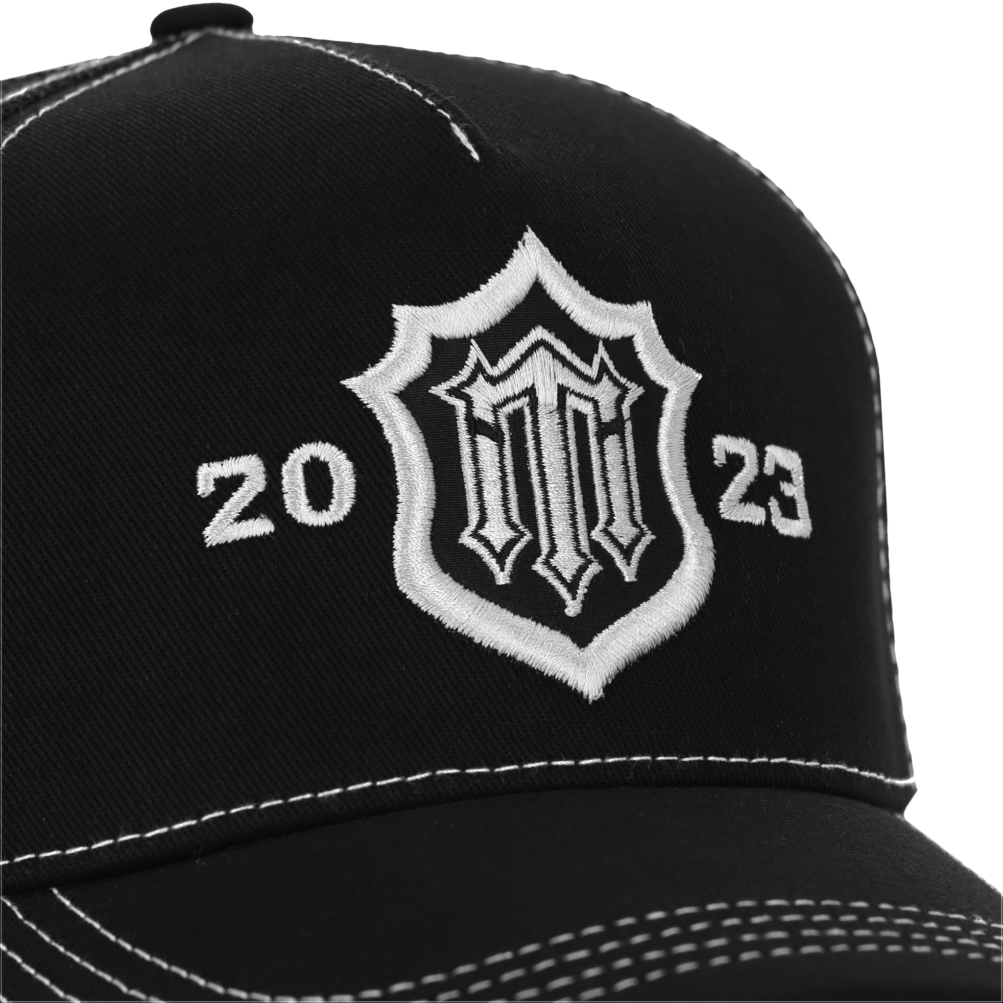 Crown Trucker Cap de Half time adopta la clásica silueta trucker para ofrecer un estilo urbano desenfadado y altamente transpirable. Confeccionada con paneles de malla en la parte posterior, esta gorra garantiza frescura durante todo el día. Destaca por su estampado frontal en alta densidad de color blanco, que brinda un relieve nítido y duradero. Es el accesorio esencial para un look auténtico, combinando comodidad técnica con la identidad gráfica audaz de Iterniti.