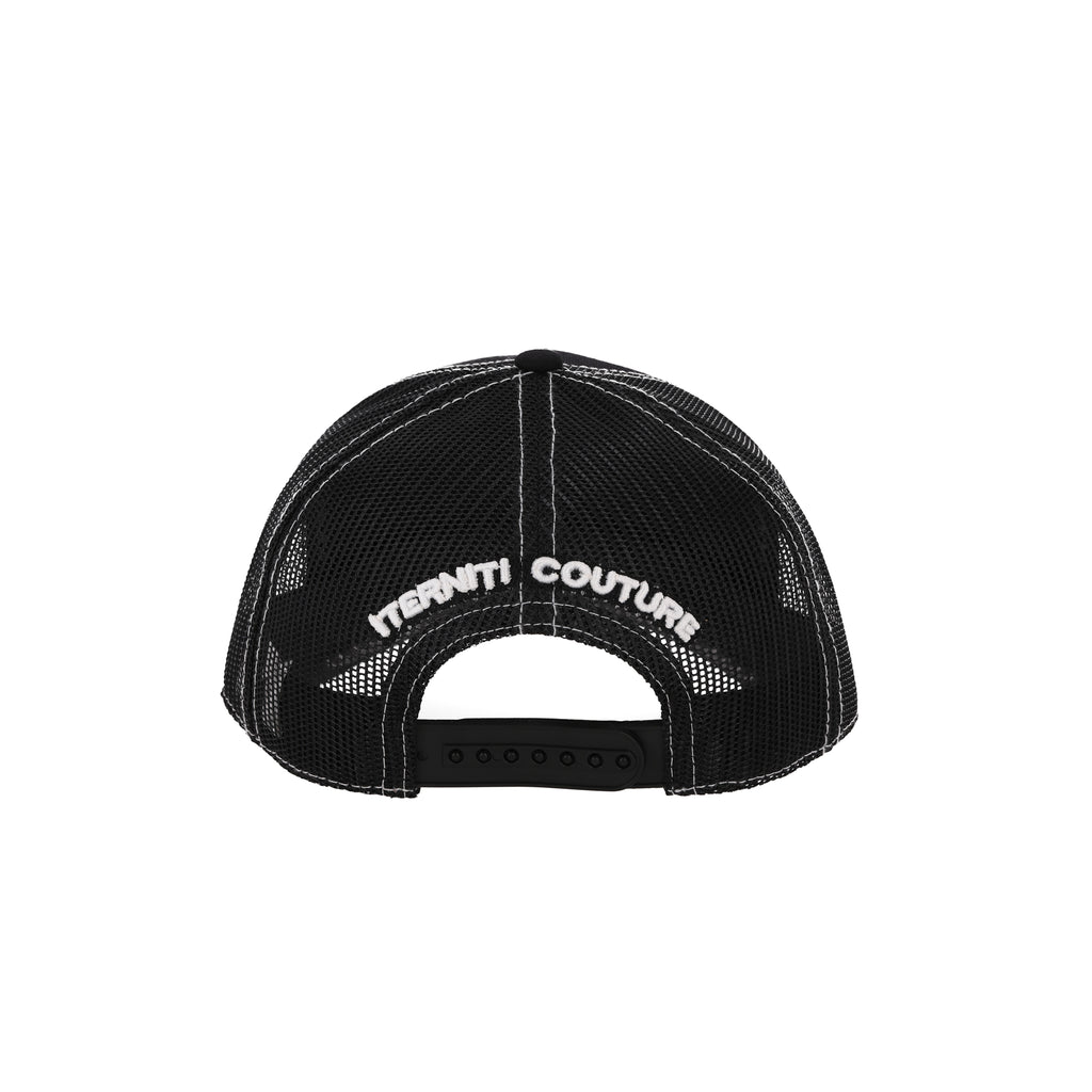 Crown Trucker Cap de Half time adopta la clásica silueta trucker para ofrecer un estilo urbano desenfadado y altamente transpirable. Confeccionada con paneles de malla en la parte posterior, esta gorra garantiza frescura durante todo el día. Destaca por su estampado frontal en alta densidad de color blanco, que brinda un relieve nítido y duradero. Es el accesorio esencial para un look auténtico, combinando comodidad técnica con la identidad gráfica audaz de Iterniti.