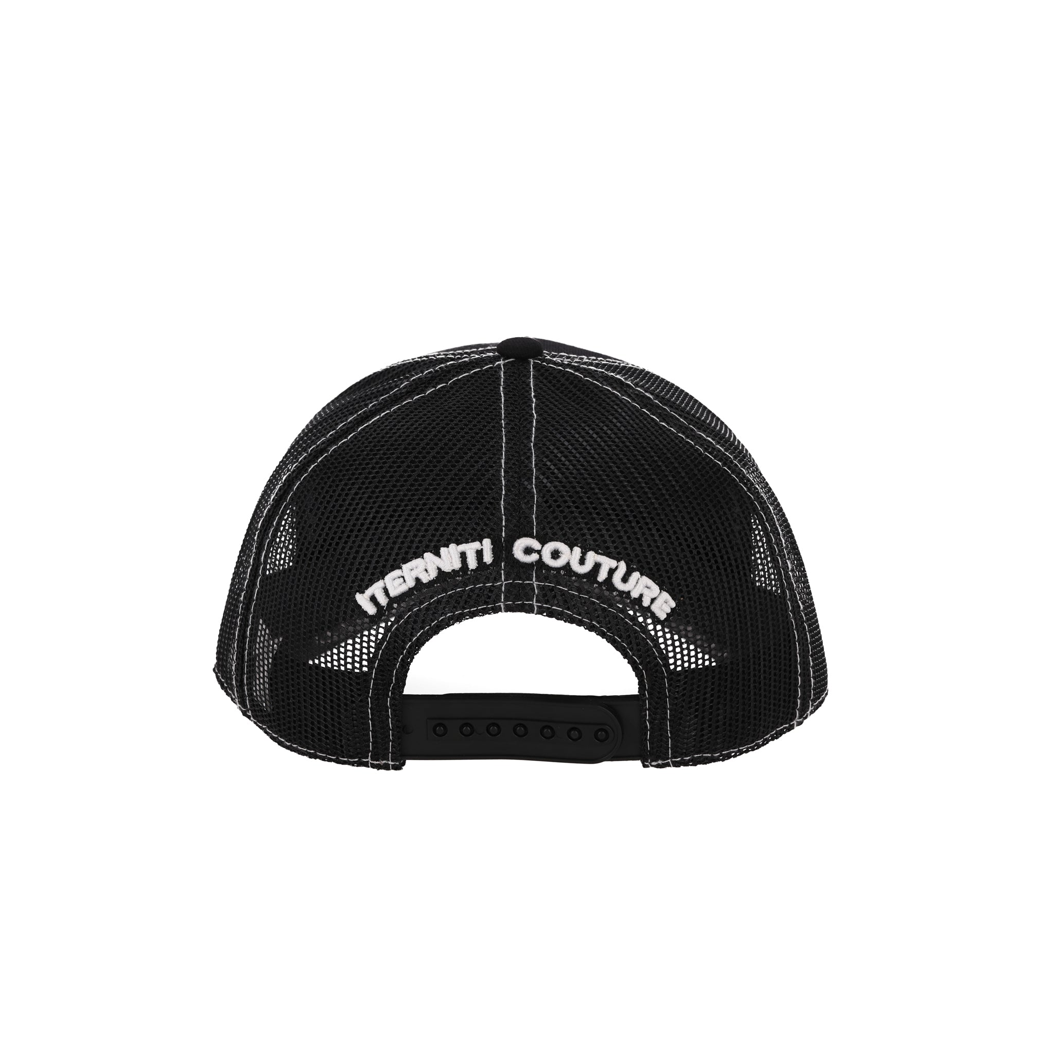 Crown Trucker Cap de Half time adopta la clásica silueta trucker para ofrecer un estilo urbano desenfadado y altamente transpirable. Confeccionada con paneles de malla en la parte posterior, esta gorra garantiza frescura durante todo el día. Destaca por su estampado frontal en alta densidad de color blanco, que brinda un relieve nítido y duradero. Es el accesorio esencial para un look auténtico, combinando comodidad técnica con la identidad gráfica audaz de Iterniti.