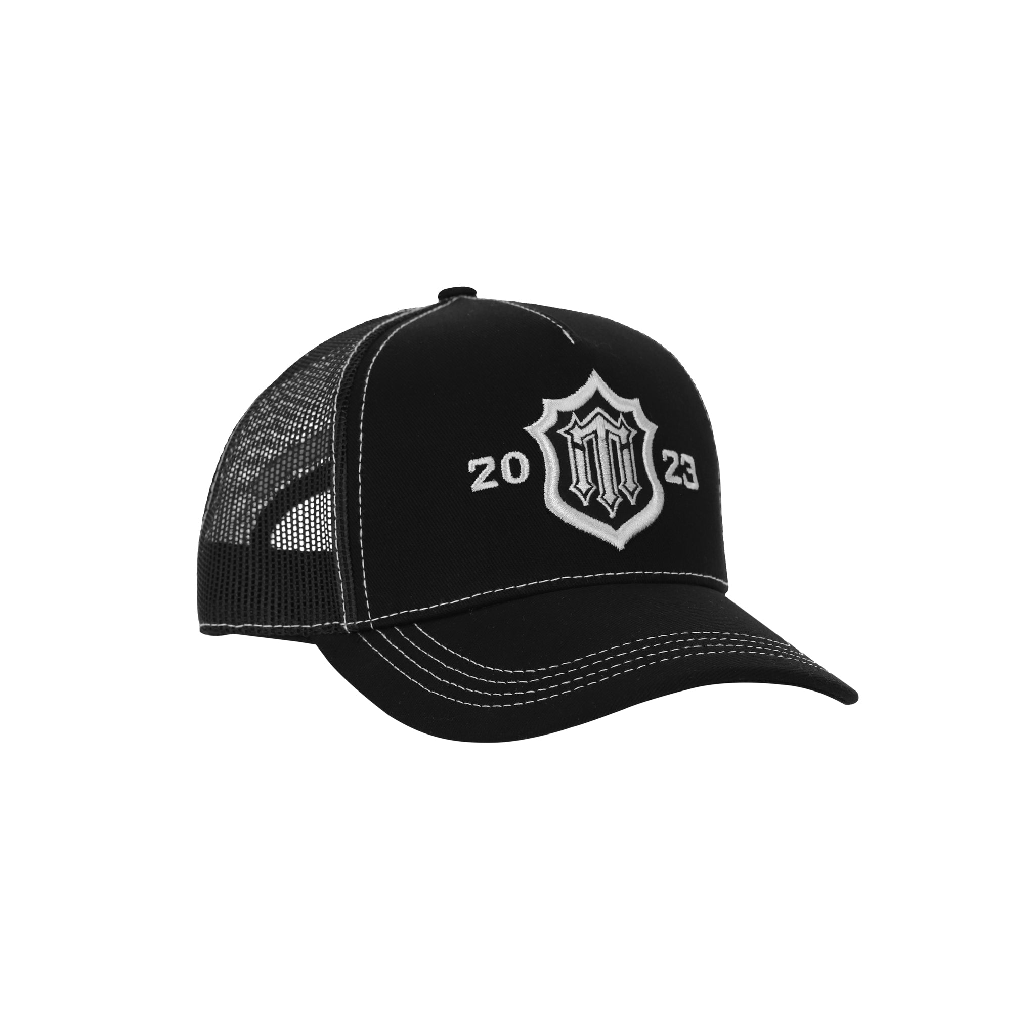 Crown Trucker Cap de Half time adopta la clásica silueta trucker para ofrecer un estilo urbano desenfadado y altamente transpirable. Confeccionada con paneles de malla en la parte posterior, esta gorra garantiza frescura durante todo el día. Destaca por su estampado frontal en alta densidad de color blanco, que brinda un relieve nítido y duradero. Es el accesorio esencial para un look auténtico, combinando comodidad técnica con la identidad gráfica audaz de Iterniti.