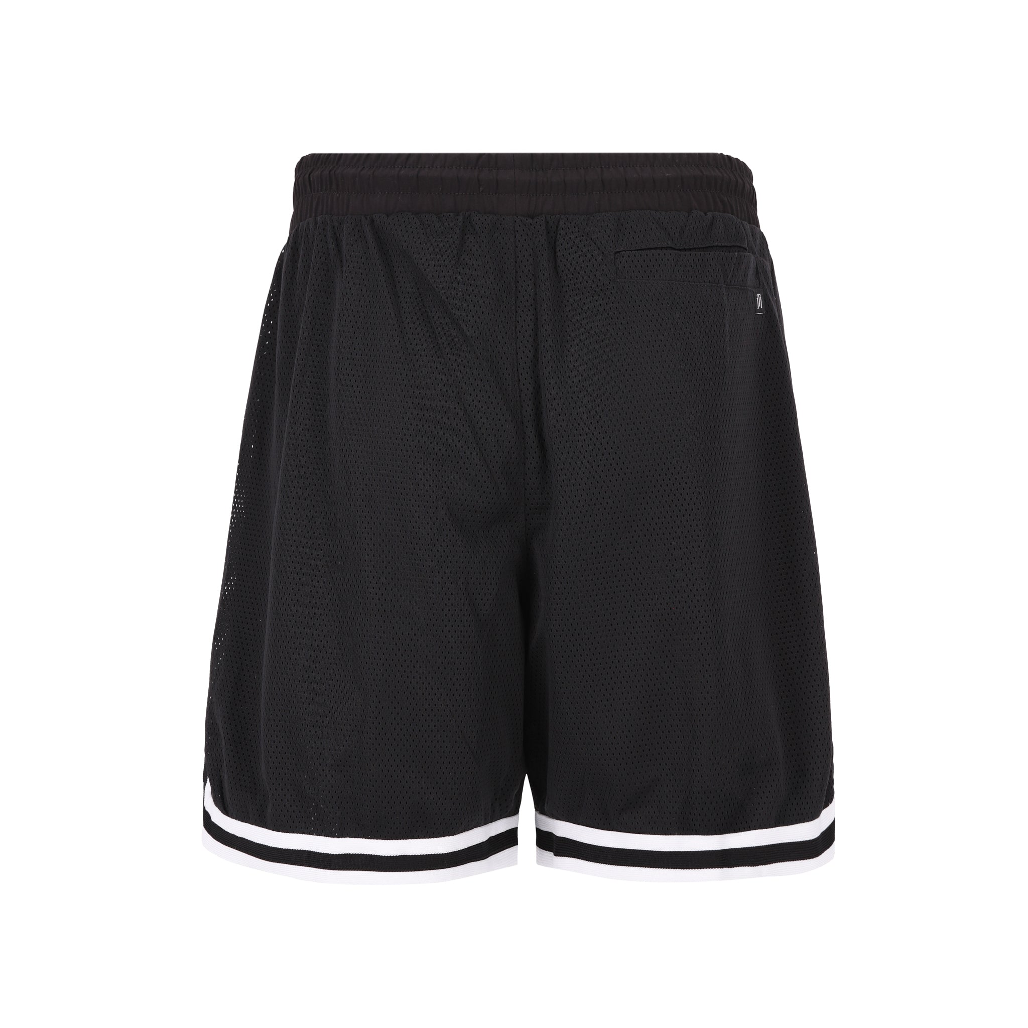 Mesh Shorts de Half time es la pieza definitiva de confort y estilo urbano. Confeccionado en tejido de malla altamente transpirable, su corte regular garantiza libertad total de movimiento para cualquier actividad. Su diseño destaca por un estampado frontal en gris sutil, integrando el isotipo de la marca y el icónico número "23", junto a detalles de ribetes en contraste. Una prenda excepcionalmente fresca y ligera, diseñada para quienes buscan funcionalidad técnica sin sacrificar la estética sport-luxe.