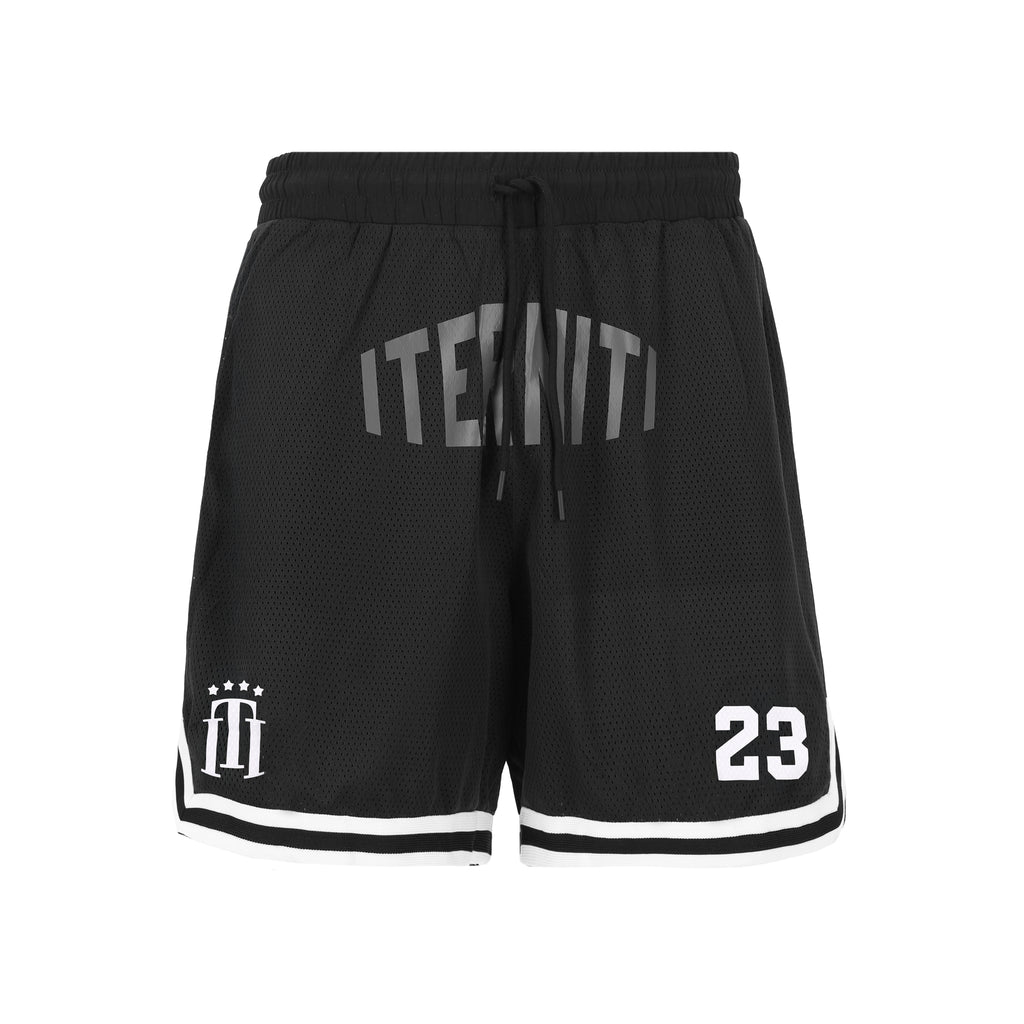 Mesh Shorts de Half time es la pieza definitiva de confort y estilo urbano. Confeccionado en tejido de malla altamente transpirable, su corte regular garantiza libertad total de movimiento para cualquier actividad. Su diseño destaca por un estampado frontal en gris sutil, integrando el isotipo de la marca y el icónico número "23", junto a detalles de ribetes en contraste. Una prenda excepcionalmente fresca y ligera, diseñada para quienes buscan funcionalidad técnica sin sacrificar la estética sport-luxe.