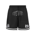 Mesh Shorts de Half time es la pieza definitiva de confort y estilo urbano. Confeccionado en tejido de malla altamente transpirable, su corte regular garantiza libertad total de movimiento para cualquier actividad. Su diseño destaca por un estampado frontal en gris sutil, integrando el isotipo de la marca y el icónico número "23", junto a detalles de ribetes en contraste. Una prenda excepcionalmente fresca y ligera, diseñada para quienes buscan funcionalidad técnica sin sacrificar la estética sport-luxe.